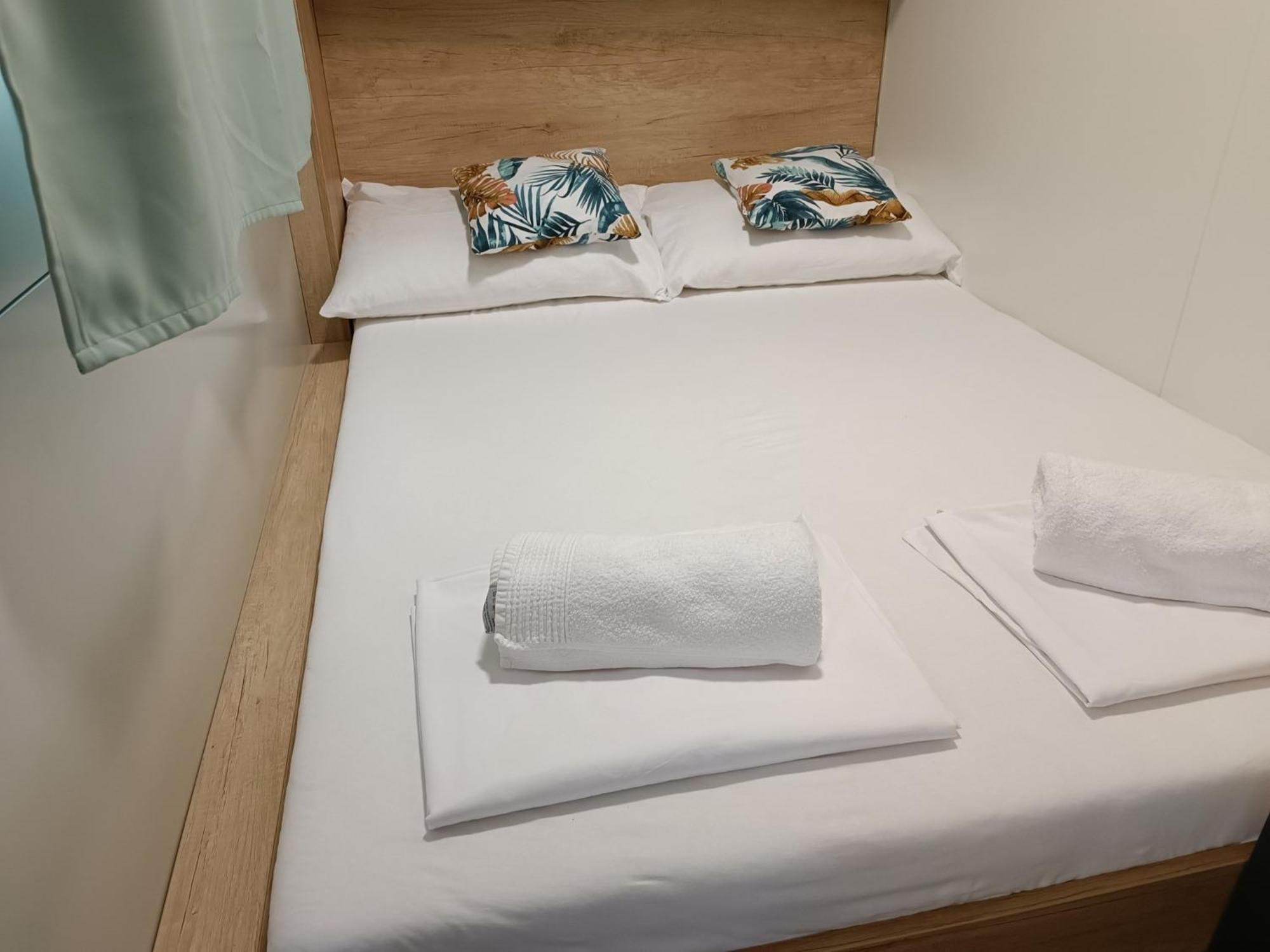 Luxury & Relaxation Retreat - Mobile Homes With Hot Tub Pirovac