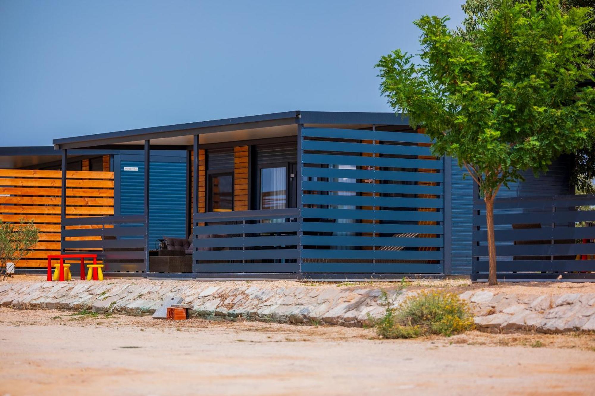 Luxury & Relaxation Retreat - Mobile Homes With Hot Tub Holiday home