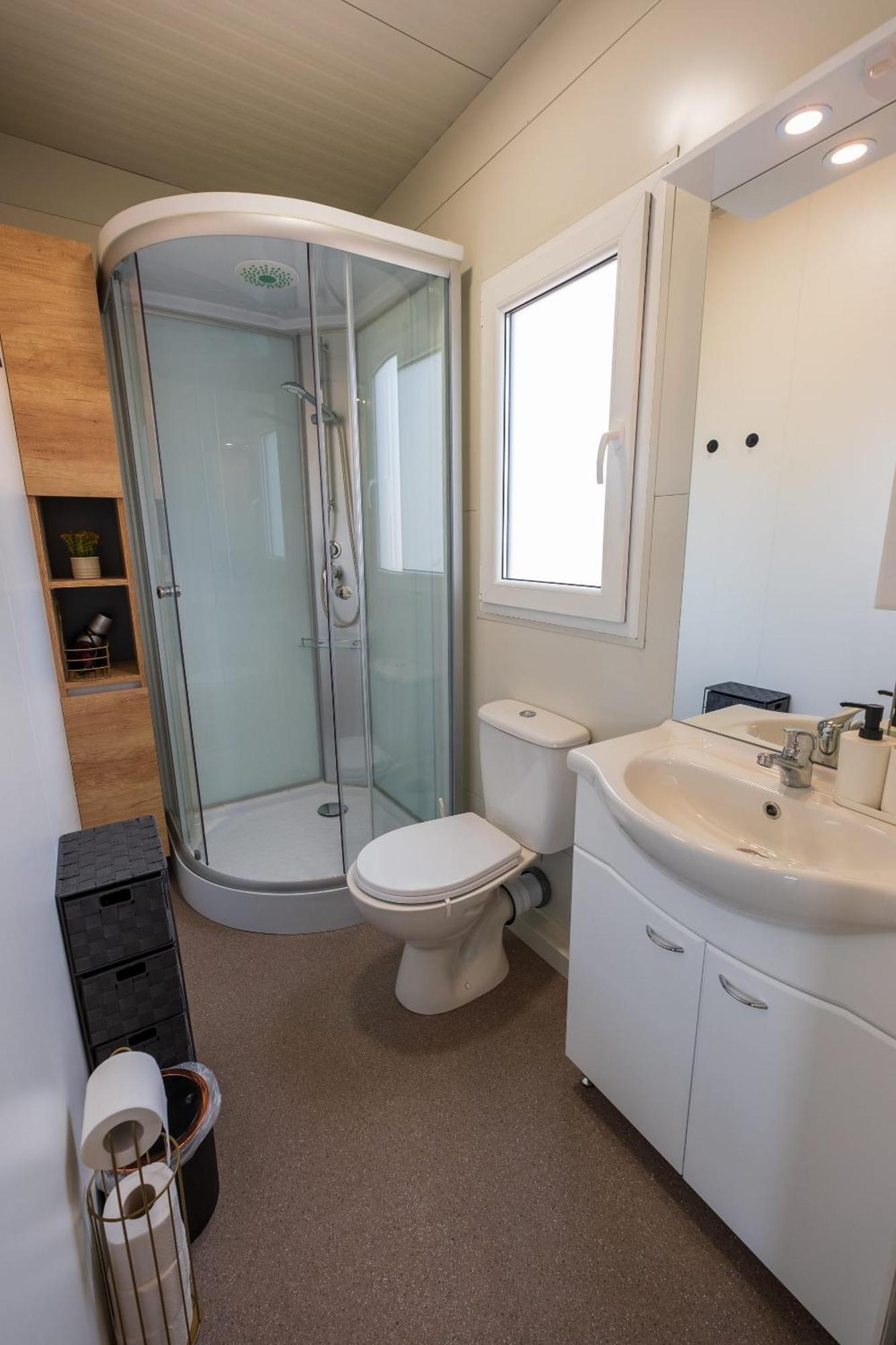 Luxury & Relaxation Retreat - Mobile Homes With Hot Tub Pirovac