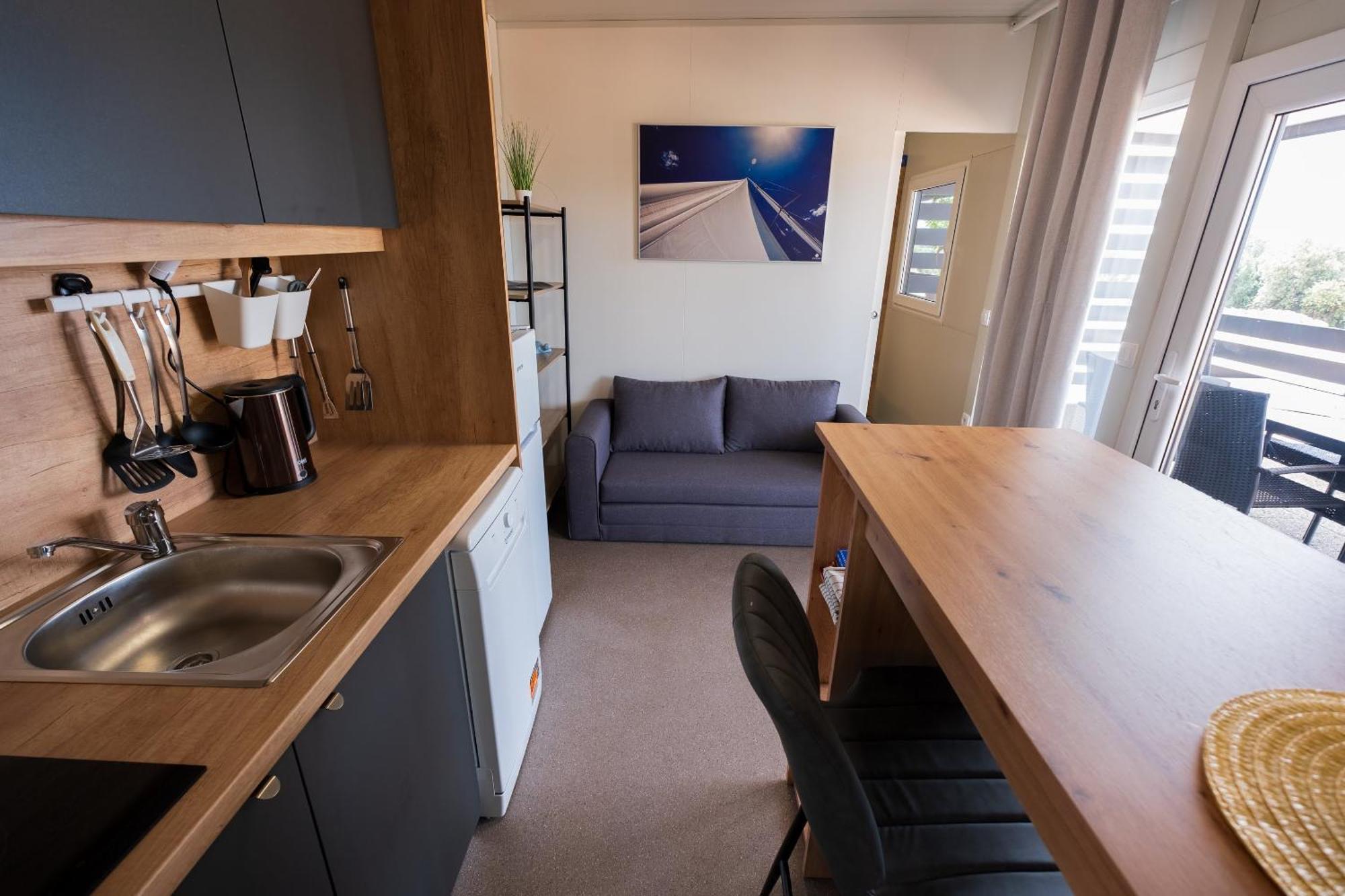 Luxury & Relaxation Retreat - Mobile Homes With Hot Tub Pirovac